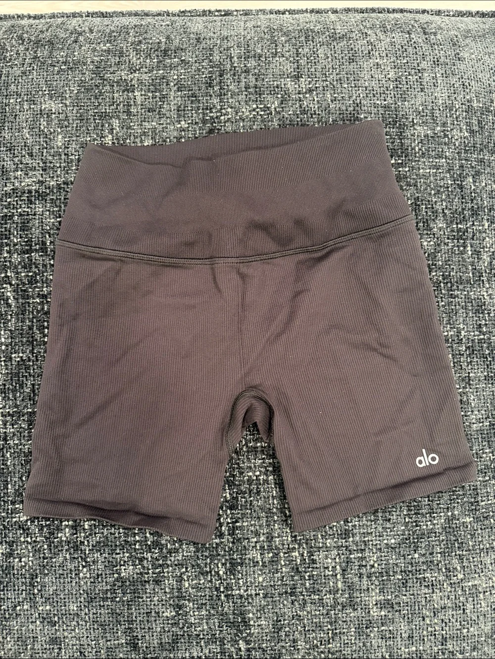 Alo High-Rise Ribbed Biker Shorts in Dark black small women
